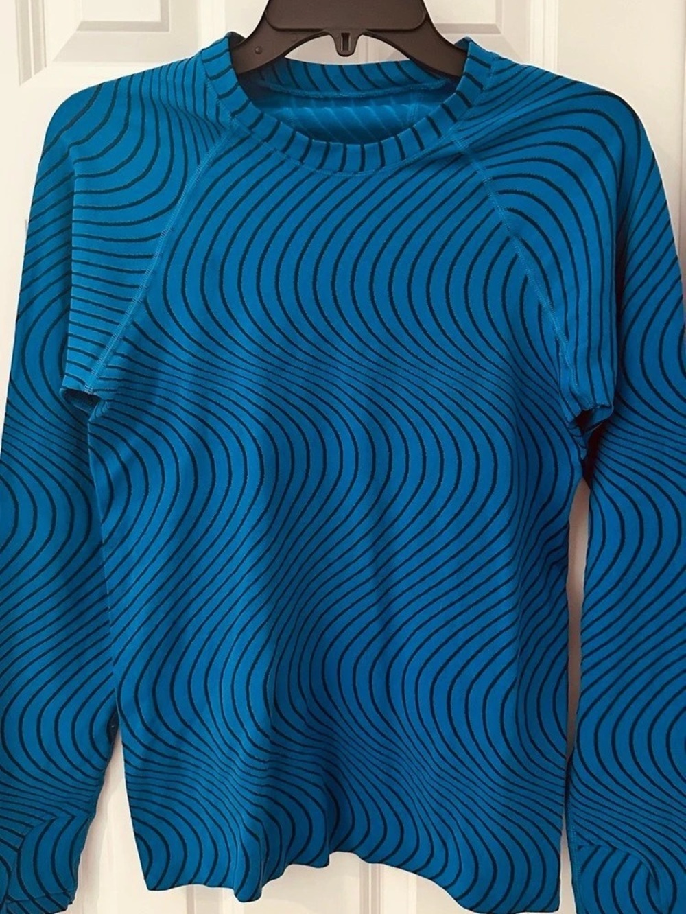 Athleta Seamless Momentum Long sleeve- Blue & Black Geometric Swirl Pattern